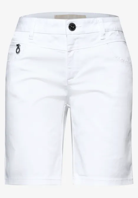 Witte knielange short met ceintuurlussen en zakken.
