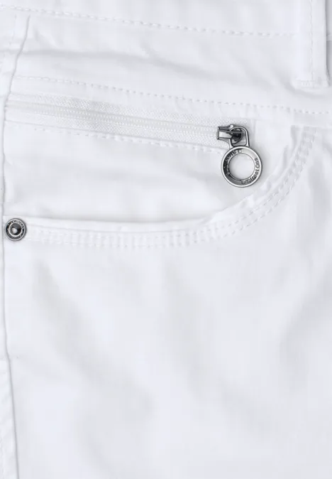 Witte spijkerbroek met klein metalen oogje op de voorzak.