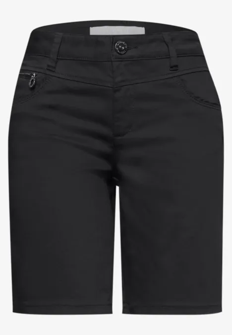 Zwarte knielange chino-short met riemlussen en knoopsluiting.