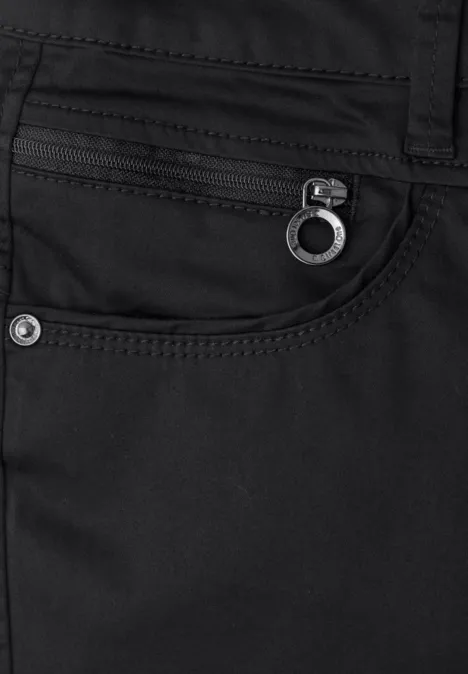 Zwarte broek met ritsspocket, klein muntzakje met metalen ring en zichtbare stiksels.