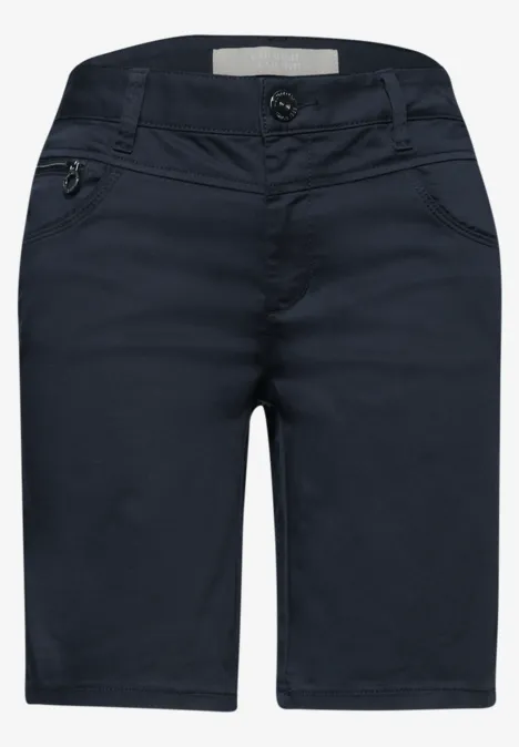 Donkerblauwe katoenen shorts met rechte pasvorm, riemlussen en zijzakken.