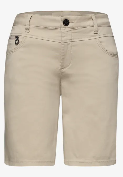 Beige damesshorts met knoop- en ritssluiting, twee steekzakken, knielang en comfortabele pasvorm.