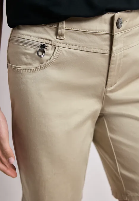 Beige damesshort met ritszak aan de voorkant en losse pasvorm