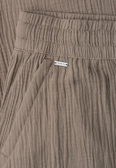 Nahaufnahme taupefarbener, gerippter Baumwollhose mit elastischem Bund und Tasche.