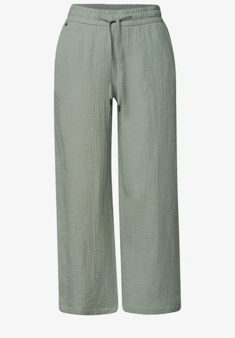 Helle, locker sitzende Leinenhose mit weitem Bein und hohem Bund.