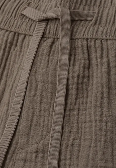 Braun-beige Musselin-Hose mit elastischem Bund und Kordelzug, leichter, strukturierter Baumwollstoff.