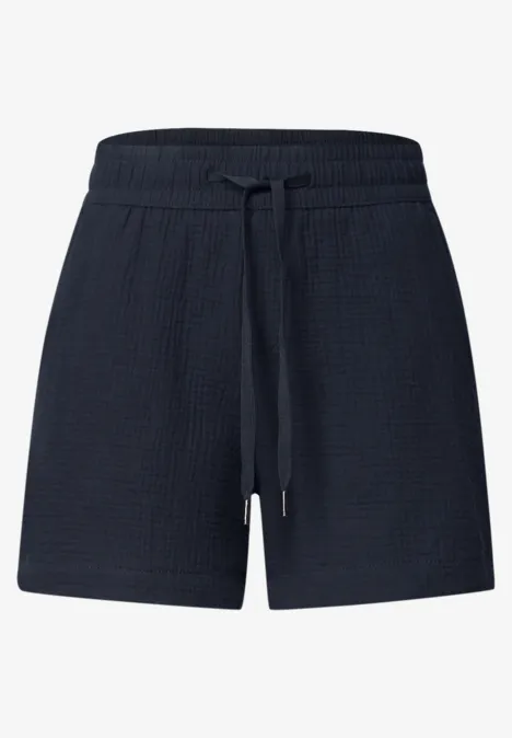 Dunkelblaue Shorts mit elastischem Kordelzugbund und leichter Waffelstruktur.