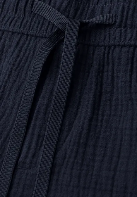 Dunkelblaue, leicht strukturierte Baumwollhose mit elastischem Bund und Bindeband in der Taille.