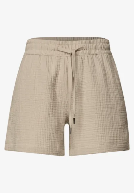 Short beige texturé en coton, taille élastiquée avec cordon de serrage.