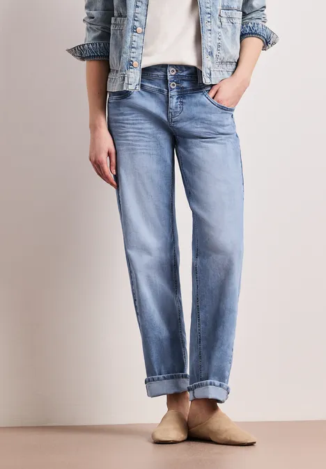 Mid Waist straight leg jeans in casual fit light blue wash