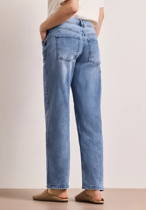 Mid Waist straight leg jeans in casual fit light blue wash