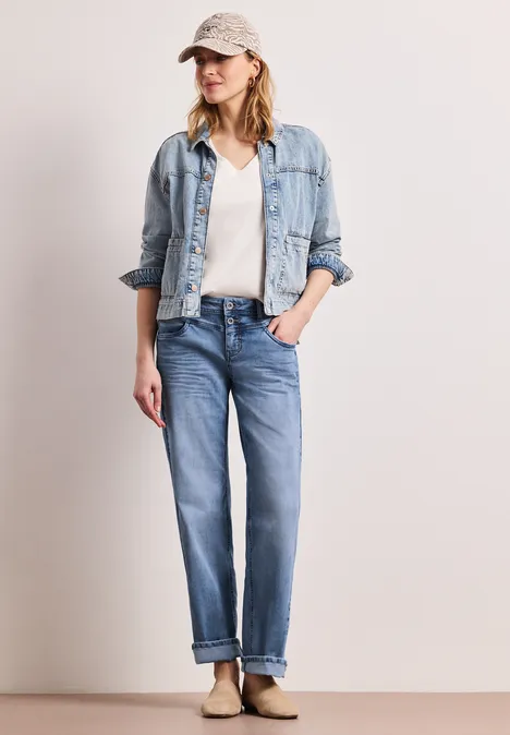 Mid Waist straight leg jeans in casual fit light blue wash