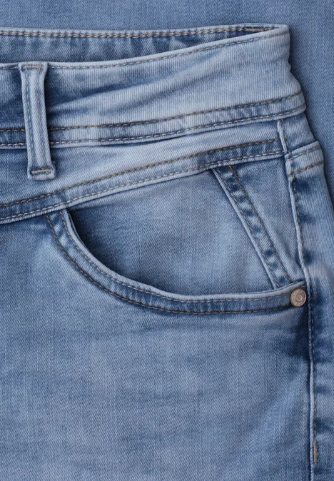 Mid Waist straight leg jeans in casual fit light blue wash