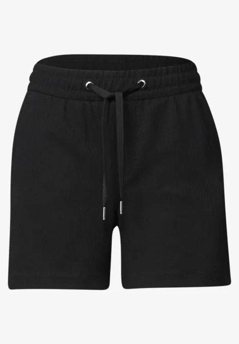 Ein Paar schwarze, knielange Shorts mit elastischem Bund und Kordelzug.