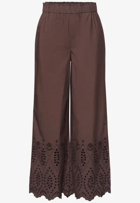 Braune, weit geschnittene Hose mit besticktem, gezacktem Saum.
