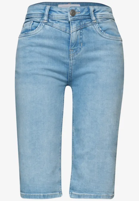 Hellblaue, knielange Damen-Jeansshorts mit fünf Taschen und hohem Bund.