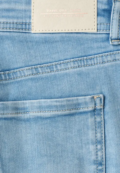 Makroaufnahme einer hellblauen Jeans, Rückentasche und Etikett gut sichtbar.