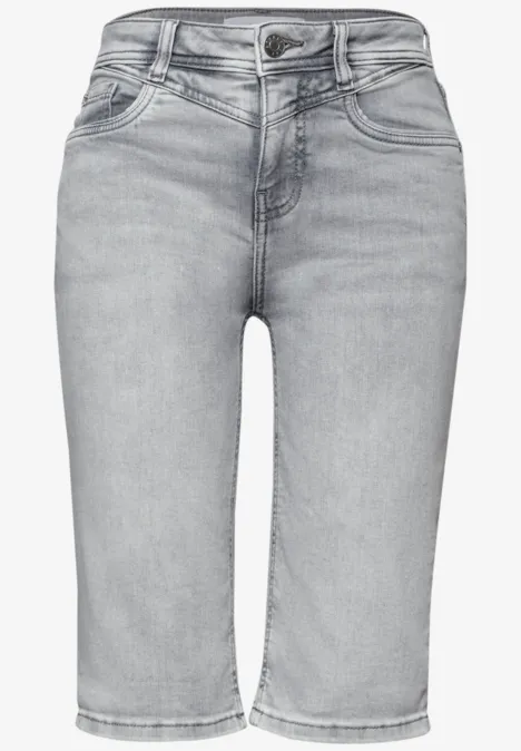 Hellgraue, kniehohe Jeans-Bermuda mit klassischem 5-Pocket-Design.
