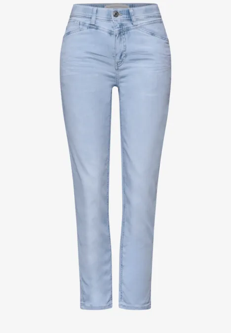 Hellblaue Damenjeans in schmaler Passform