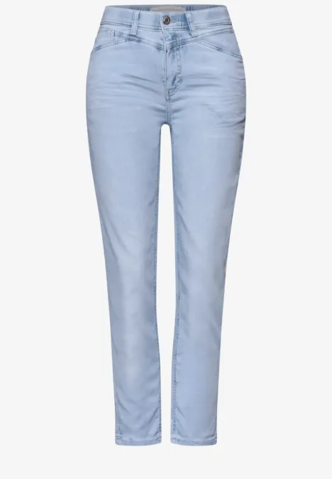 Hellblaue, gerade geschnittene Jeans mit hohem Bund und klassischen Five-Pocket-Details.