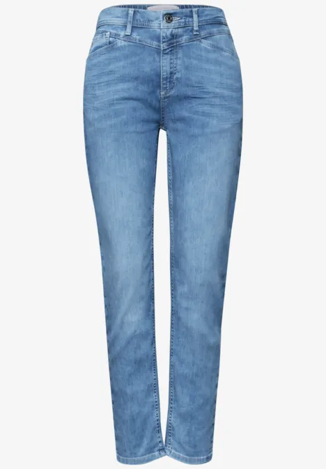 Helle, gerade geschnittene Blue Jeans aus Denim.