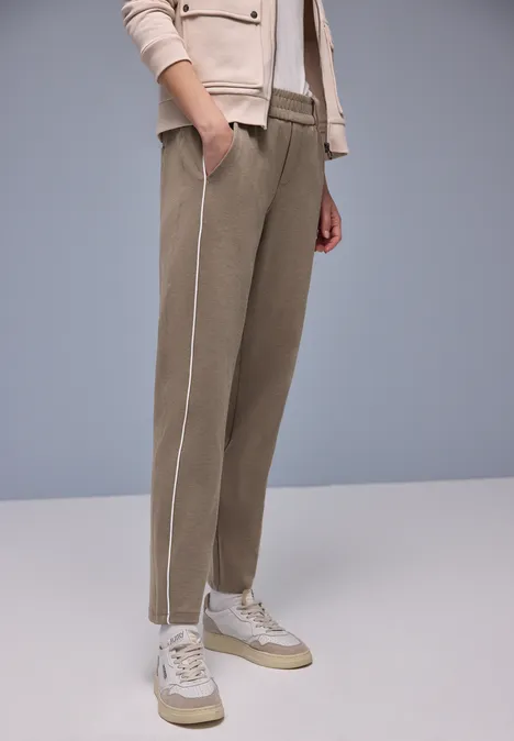 Broek met smalle pijpen light terra mocha Broek met smalle pijpen light terra mocha