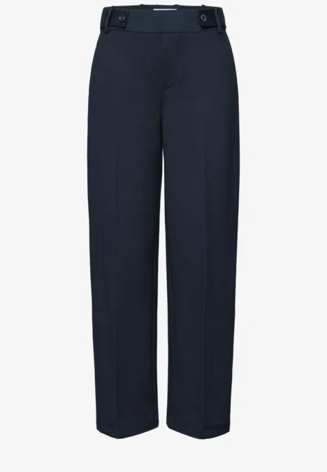 Dunkelblaue, gerade geschnittene Hose mit hohem Bund und Gürtelschlaufen.