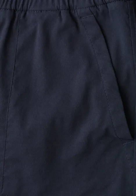 Dunkelblaue Hose aus Baumwollstoff mit elastischem Bund und seitlicher Eingrifftasche.