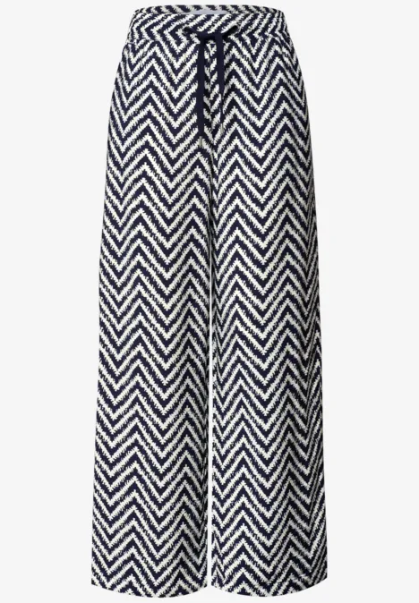 Schicke weite Hose mit schwarz-weißem Zickzack-Muster und elastischem Bund.