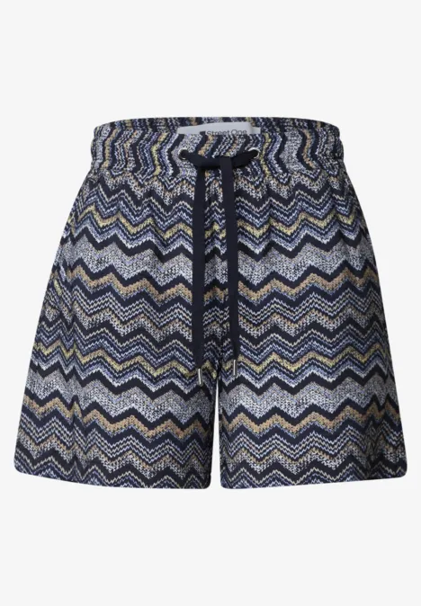 Dunkelblaue Shorts mit zigzagförmigem Muster, elastischem Bund und seitlichen Taschen.