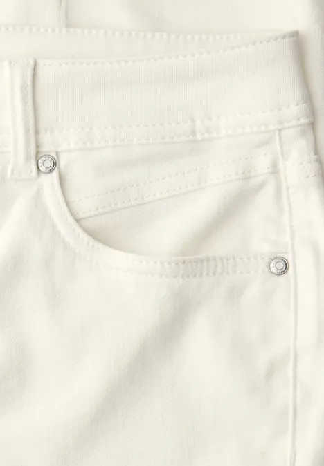 Mid Waist Slim Leg Jeans dans un Casual Fit Optic White washed