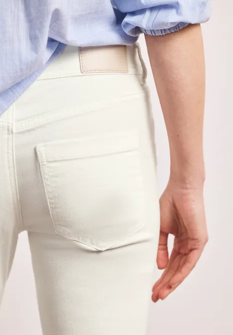 Mid Waist Slim Leg Jeans dans un Casual Fit Optic White washed