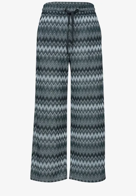 Graue, weite Hose mit Zickzackmuster und Kordelzug in der Taille.