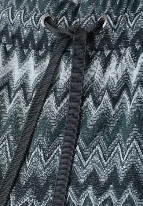 Zickzackgestricktes Muster in Grün-, Grau- und Schwarztönen mit mittiger schwarzer Kordel.