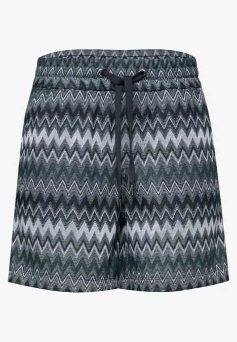 Kurze Badehose mit grau-grünen Zickzackmustern und Kordelzugbund.