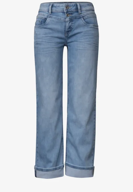 Hellblaue, weit geschnittene Jeans mit hochgekrempelten Beinabschlüssen.