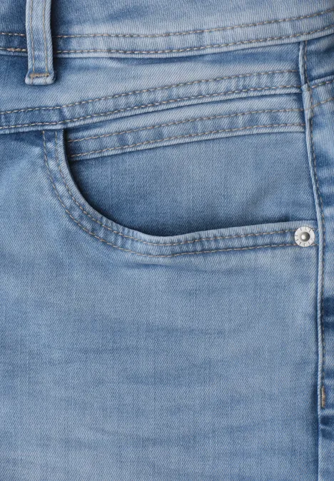 Nahaufnahme einer hellblauen Jeanshose mit sichtbarer Vordertasche