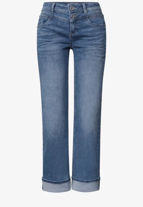 Straight Leg Jeans im Casual Fit mit Turn-Up Mid Blue Authentic washed Eine dunkelblaue Jeanshose mit geradem Schnitt und umgeschlagenem Saum.