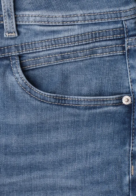 Straight Leg Jeans im Casual Fit mit Turn-Up Mid Blue Authentic washed Nahaufnahme einer blauen Jeans mit sichtbarer Vordertasche und Nahtdetails.