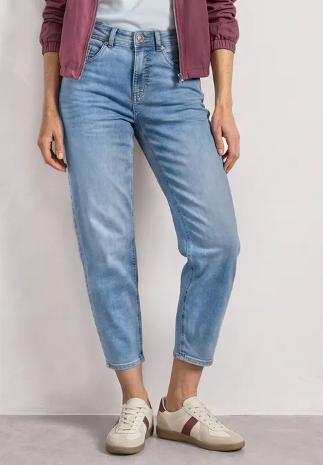 High Waist Barrel Leg Jeans im Loose Fit Light Blue Wash Eine Person trägt helle, locker sitzende Cropped-Jeans und weiße Sneaker vor neutralem Hintergrund.