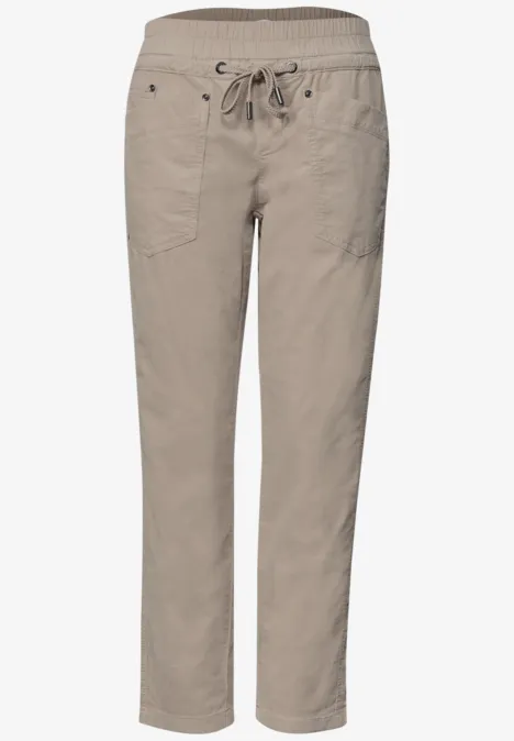 Beige Hose mit Tunnelzugbund, geradem Schnitt und aufgesetzten Taschen.