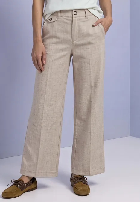 Pantalon Straight Leg, effet chiné fading sand Beige, gerade geschnittene Hosen mit weitem Bein, hoher Taille und Eingrifftaschen, getragen zu braunen Loafern.