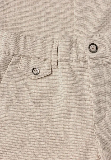 Pantalon Straight Leg, effet chiné fading sand Beige Hose aus feinem Stoff mit Bund, Gürtelschlaufen und aufgesetzten Taschen mit Knöpfen.