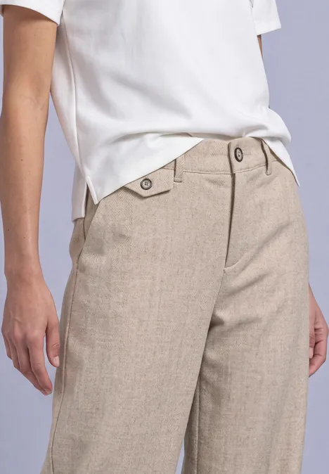 Pantalon Straight Leg, effet chiné fading sand Beige, weite Leinenhose mit Knopfdetail und weißem T-Shirt.