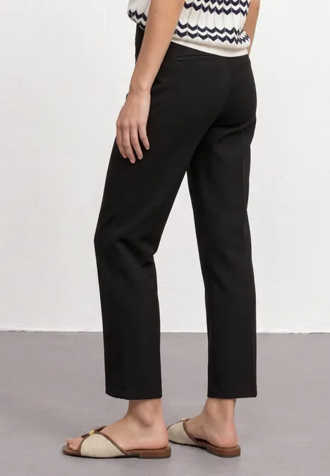 High Waist Straight Leg Hose im Casual Fit Black Schwarze, knöchellange Hose in geradem Schnitt, kombiniert mit beigen Pantoletten.