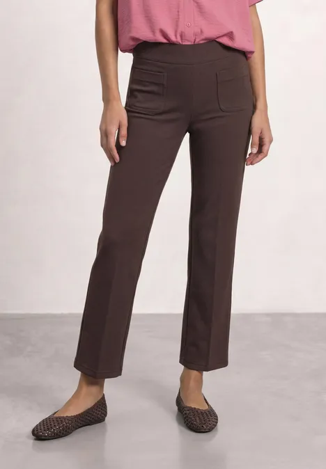 High Waist Straight Leg Hose im Casual Fit ruby vine Eine Person trägt dunkelbraune, gerade geschnittene Hose und flache Schuhe vor hellem Hintergrund.