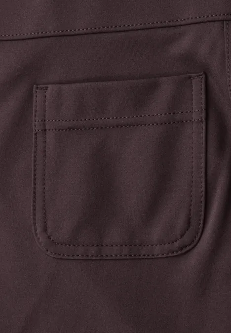 High Waist Straight Leg Hose im Casual Fit ruby vine Nahaufnahme einer dunkelbraunen Stofftasche mit eckiger Form und sichtbaren Nähten.
