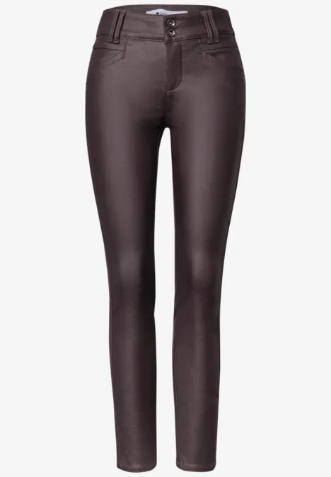 Braune, schmale Damenjeans mit enger Passform.