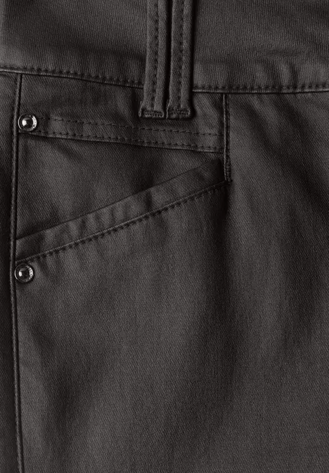 Schwarze Hose mit Gürtelschlaufen, schräg verlaufender Tasche und Metallnieten in Lederoptik.