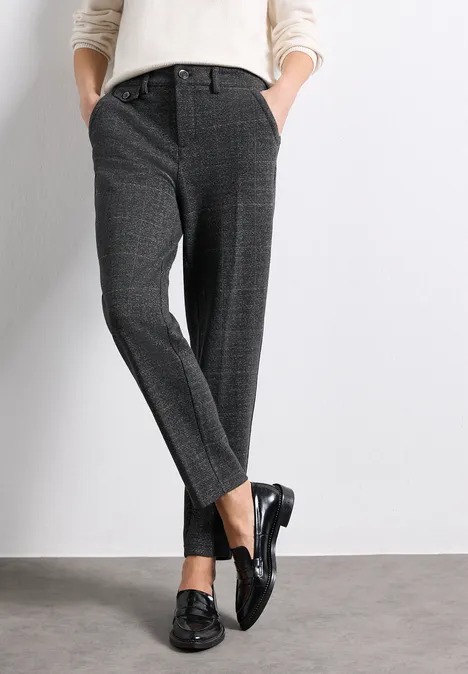 Elegante dunkelgraue karierte Hose mit schmaler Passform, kombiniert mit schwarzen Loafern.